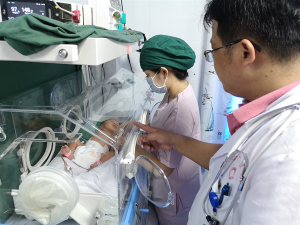 3.快猫
妇幼保健院新生儿科医护人员精心护理新生儿_副本.jpg