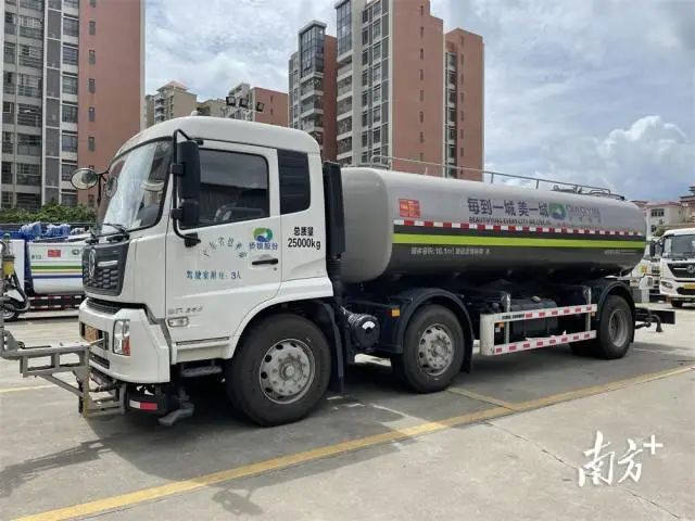 一批新型智能化环卫作业设备投用,实现“人扫变机扫”。 南方+ 周柳妤 拍摄 图片