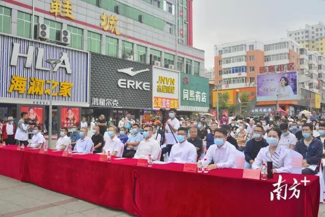 江门恩平温泉嘉年华暨乐购恩平消费节走进七台河推介活动发布会在七台河市步行街举行,现场人气十足。 南方+ 吴鑫 拍摄 图片