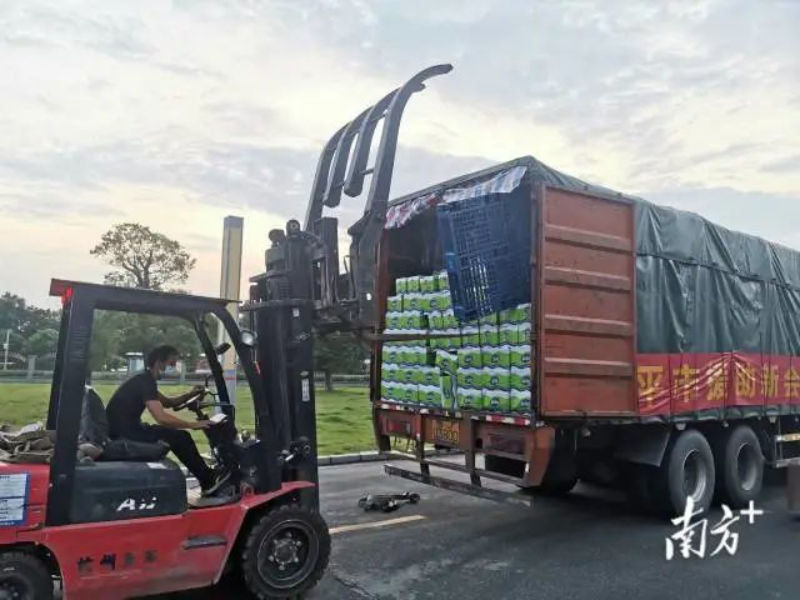 生活物资送到新会,工作人员正在有序卸货。 南方+ 张婧媛 拍摄 图片