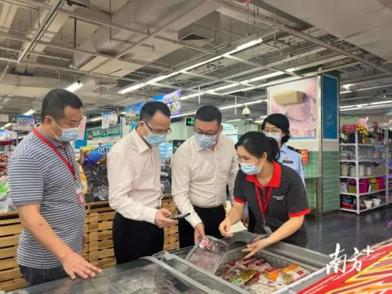 包保干部前往商超开展现场督导检查。 张婧媛 摄 图片