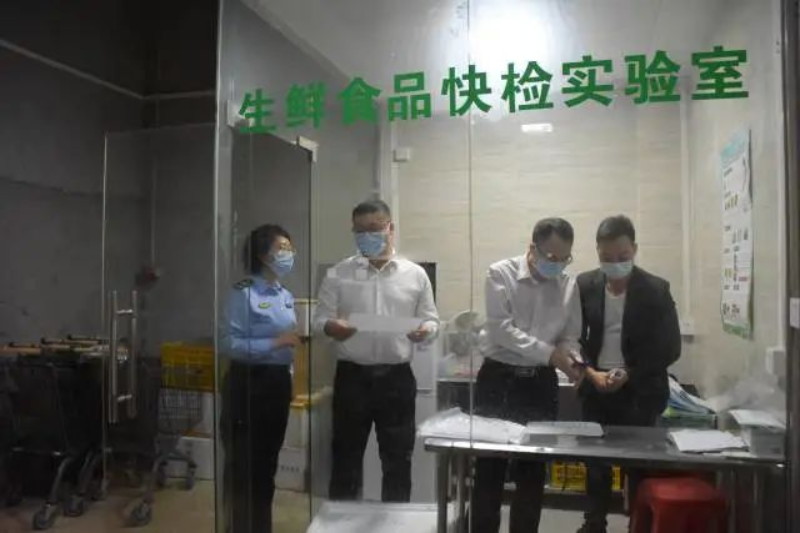 每到一处,包保干部都详细了解食品来源、食品储存、生鲜销售等情况。快猫
监供图 图片