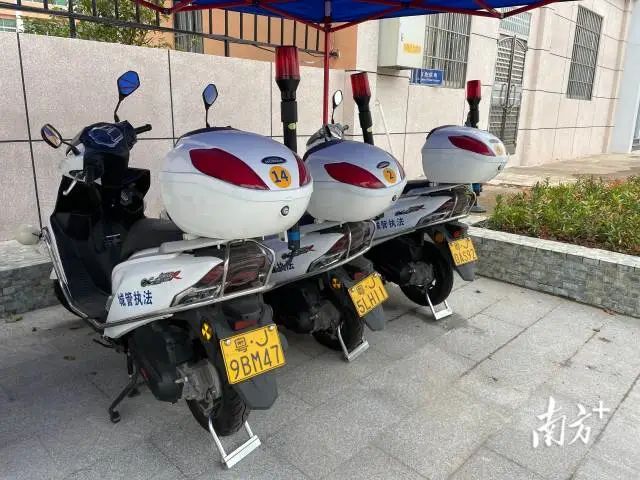 驿站外,执法摩托车整齐排列。 南方+ 周柳妤 拍摄 图片