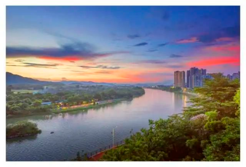 从高空俯瞰,锦江河逶迤前行,鹭鸟时而飞过,一河两岸的生态之美尽收眼底。 图片