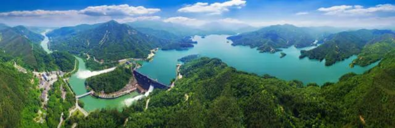 锦江水库水面波光粼粼,两岸青山苍翠,美如一幅山水画。恩宣供图 图片