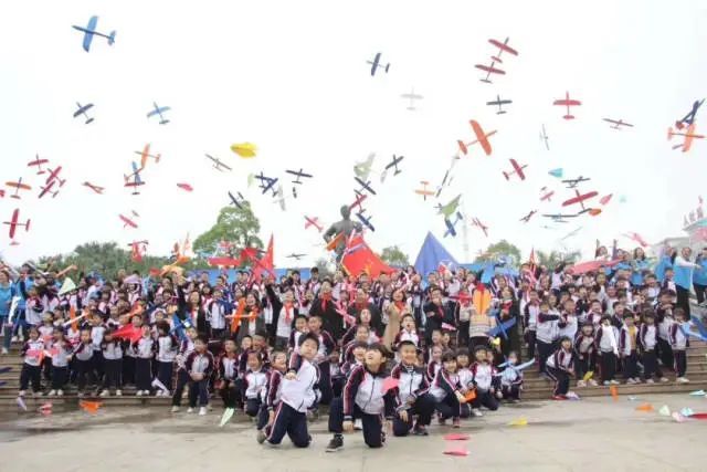 恩平是“中国航空之父”冯如的故乡,实践活动上,学生放飞七彩飞机。 图片