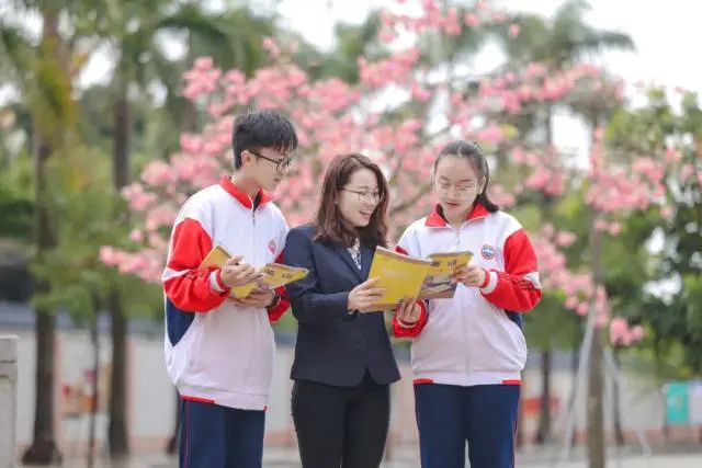 “园丁与花朵”。 图片