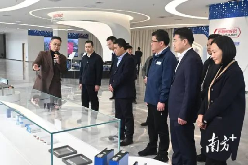 考察团参观吉利欣旺达动力电池项目。 图片