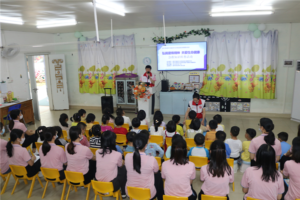 1.开展“弘扬雷锋精神 关爱生命健康”急救知识科普活动_副本.jpg