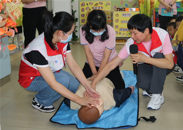 3.志愿者在实操环节中手把手教学_副本.jpg