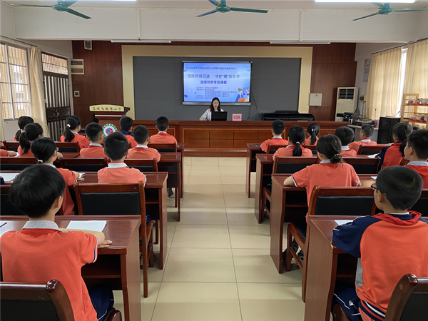 1.“预防网络沉迷 守护‘睛’彩世界”健康知识专题讲座_副本.jpg