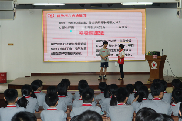 2.志愿者带领学生学习“呼吸解压法”_副本.jpg