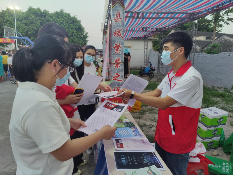 （工作人员在派发宣传单）.png