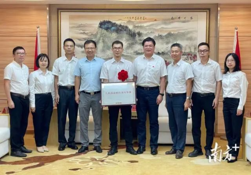 黎沛荣会见获得省“人民满意的公务员集体”称号的侨综组。 图片