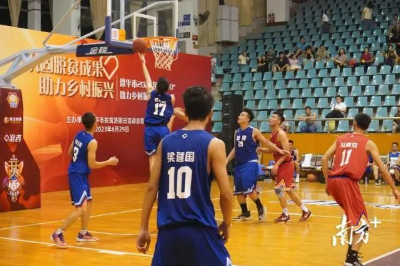 “工会慈善公益杯”篮球精英赛鸣哨开打。 图片