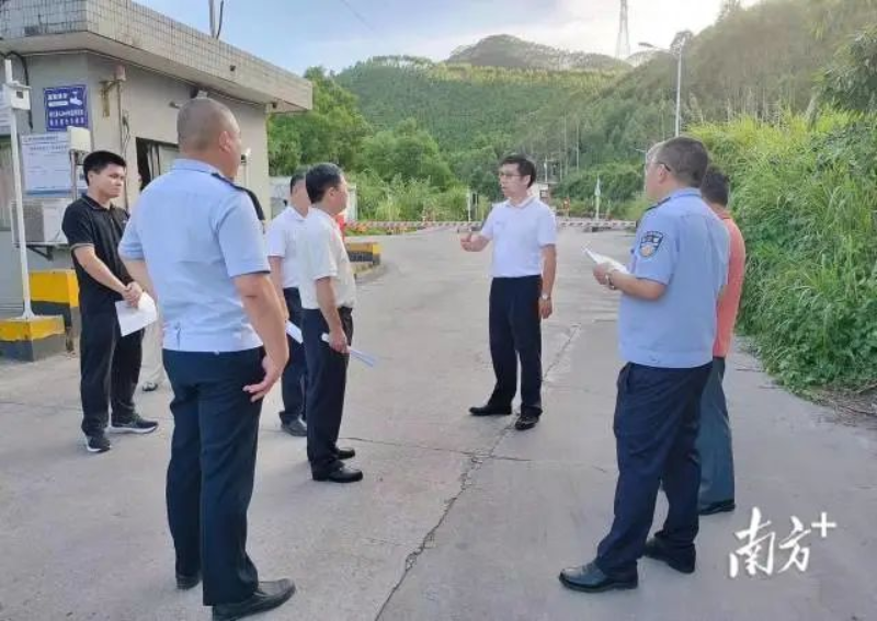 赖惠镇率队深入一线,现场督导中心城区道路及省道S276线的隐患点整治。横陂镇供图 图片