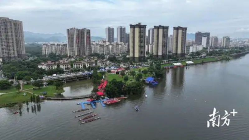 比赛项目为男子组22人龙舟500米直道赛,现场分设4条赛道。 图片