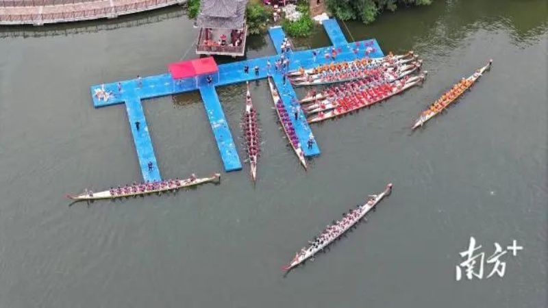 龙舟队蓄势待发。 图片