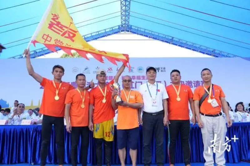 东莞中堂潢涌老友龙舟队获第二名。 图片