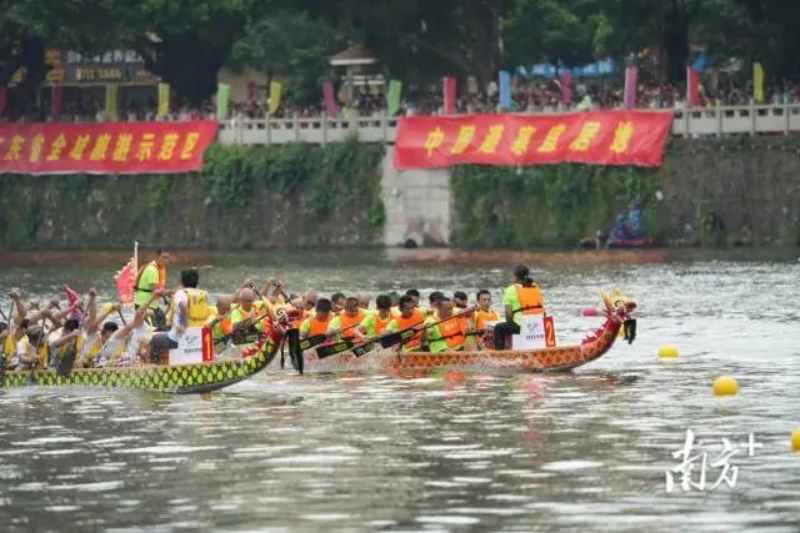 龙舟似蛟龙出水,劈波斩浪。 图片