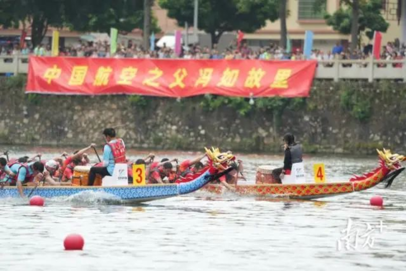 龙舟健儿齐齐划桨、提桨、破水,水花四溅,激情无限。 图片