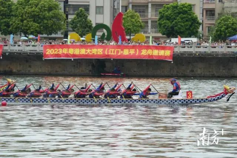欢呼声、擂鼓声、划桨声,此起彼伏。 图片