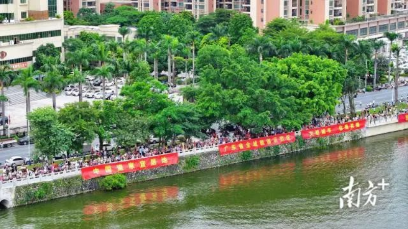 参赛运动员可以欣赏城水一体、交相辉映的独特风貌,观众也能在风光旖旎中感受“同舟共济、奋勇争先”的龙舟精神。 图片