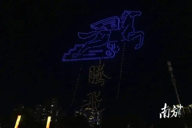 夜空中,无人机伴着音乐不停变换阵型。 图片