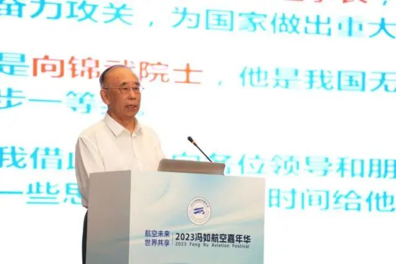 冯培德作主旨报告。 南方+ 杨兴乐 拍摄 图片