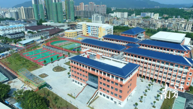 标准的塑胶跑道运动场、崭新的教学楼……快猫
实验小学让人眼前一亮。周晓营 摄 图片