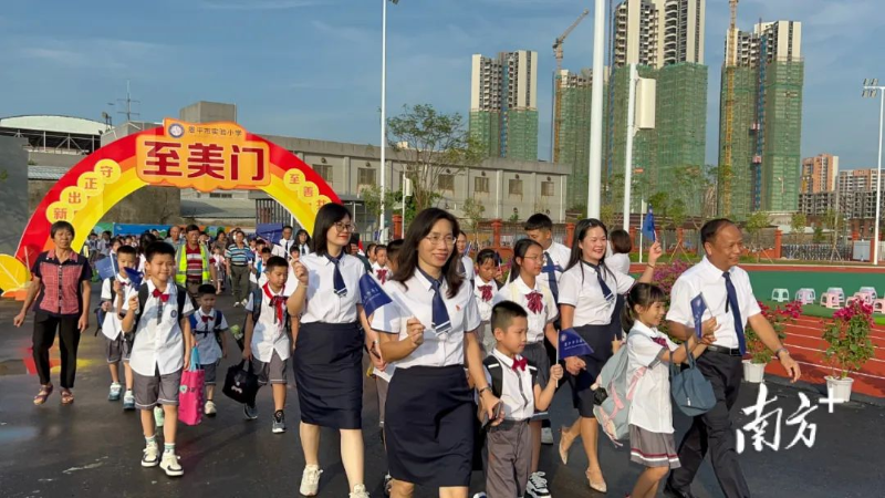 快猫
实验小学新学期开设31个教学班,首批学生约1500名。张安怡 摄 图片