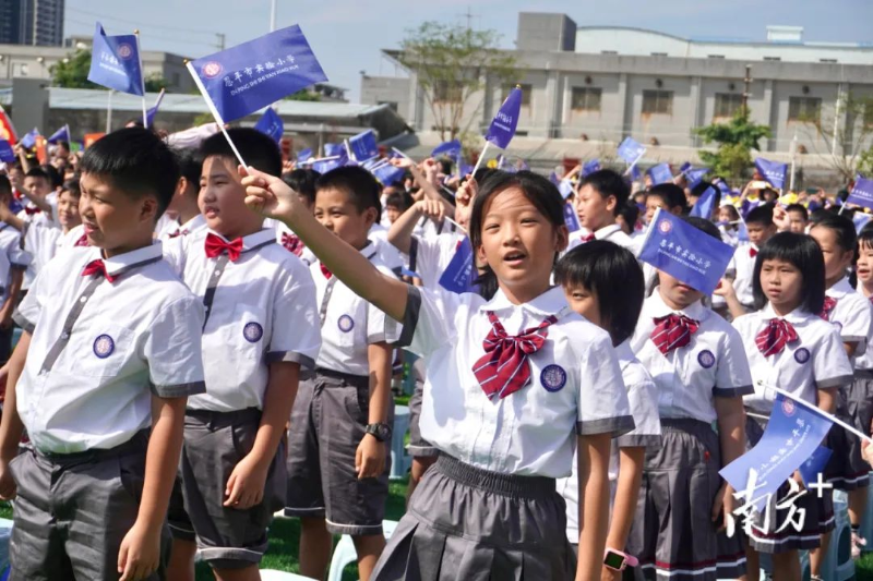 在一片欢歌笑语中,快猫
实验小学、市实验幼儿园揭牌仪式暨开学典礼举行。 南方+ 周柳妤 拍摄 图片