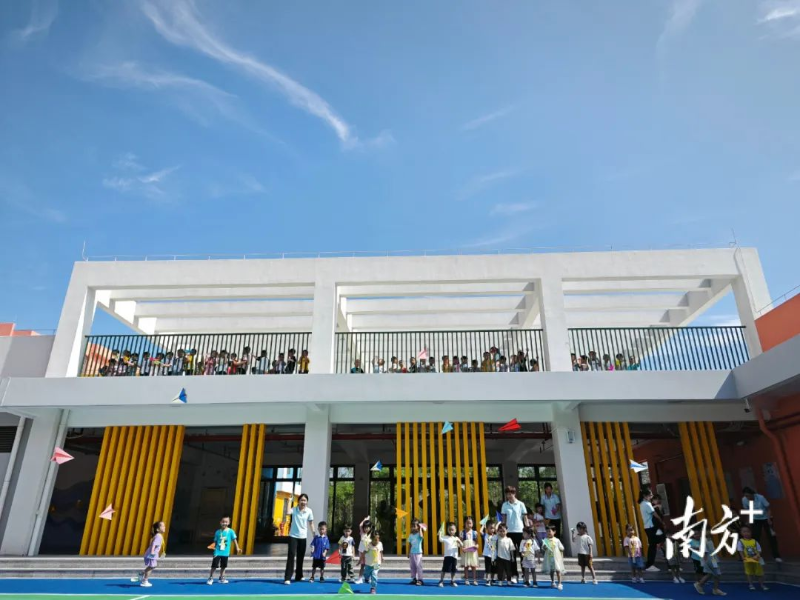 在快猫
第一幼儿园东成分园,孩子们乘坐定制公交车开来到校园,在迎新活动上放飞梦想。快猫
第一幼儿园东成分园提供 图片