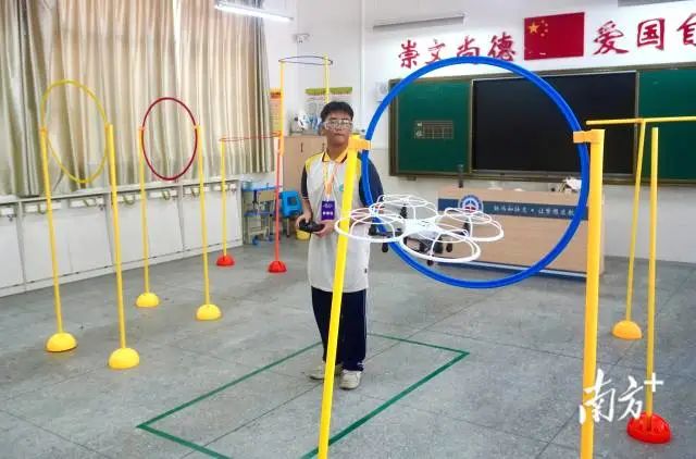 在选手的熟练操作下,一架架无人机展开空中竞逐。 图片