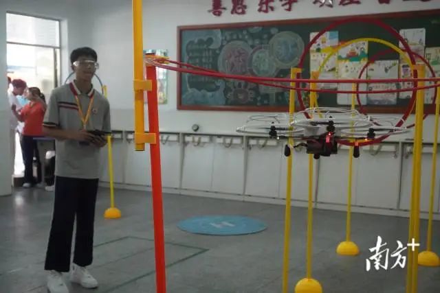 参赛选手们聚精会神,沉浸在各项趣味赛事中。 图片