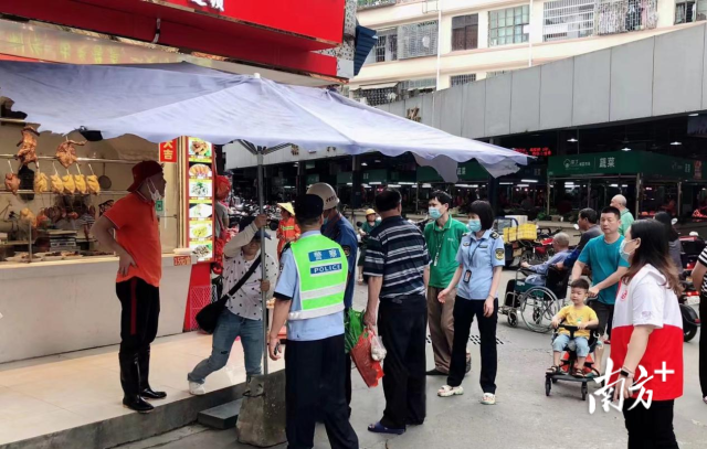 农贸市场“五位一体”小组开展日常整治。 图片