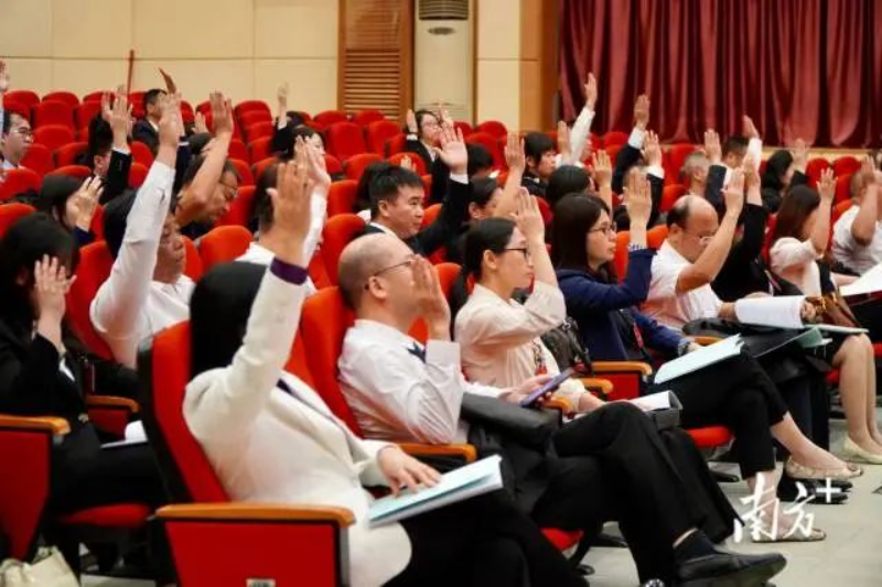 代表举手表决,通过了市总工会十五届委员会工作报告、财务工作报告和十五届经审会工作报告。 南方+ 周柳妤 拍摄 图片