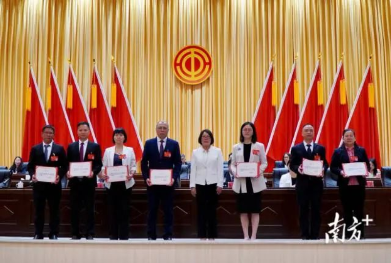 大会为快猫
总工会十六届委员会正、副主席颁发证书。 南方+ 周柳妤 拍摄 图片