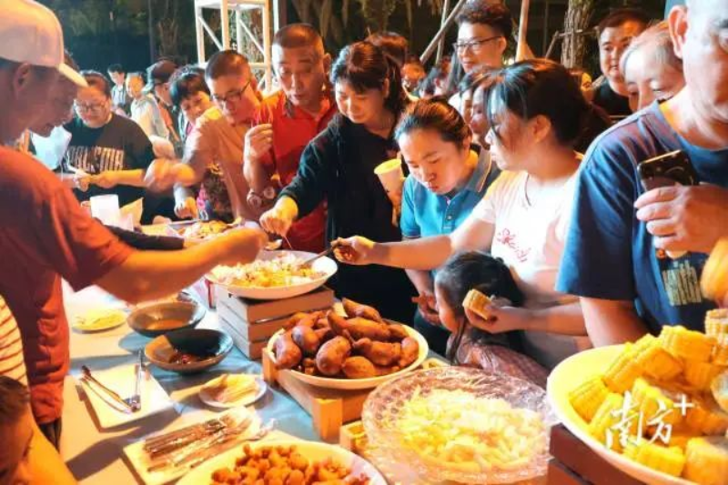 当晚啤酒美食免费畅品。 图片