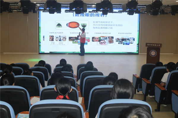 2.志愿者为在场学生认真讲解眼健康知识。_副本.jpg
