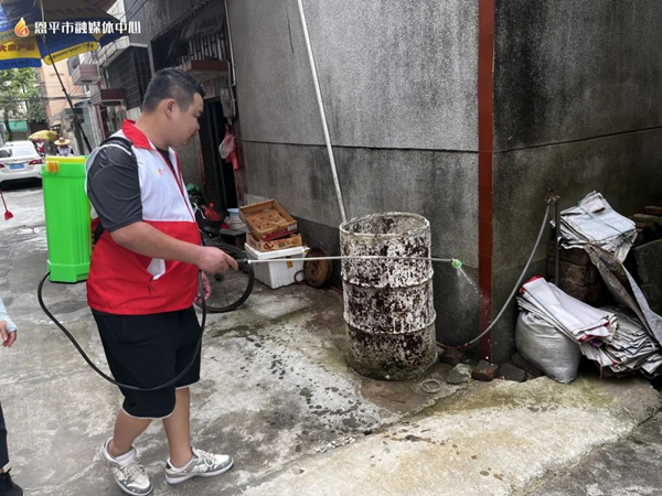 3.“防蚊灭蚊”行动现场。_副本.jpg