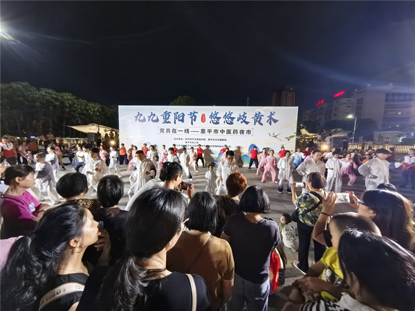 8.舞台区的八段锦表演吸引不少市民驻足观看。快猫
卫健局供图_副本.jpg