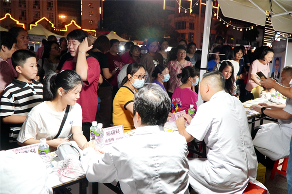 3.多位中医专家化身“摊主”，将高水平中医诊疗服务送到夜市。.jpg