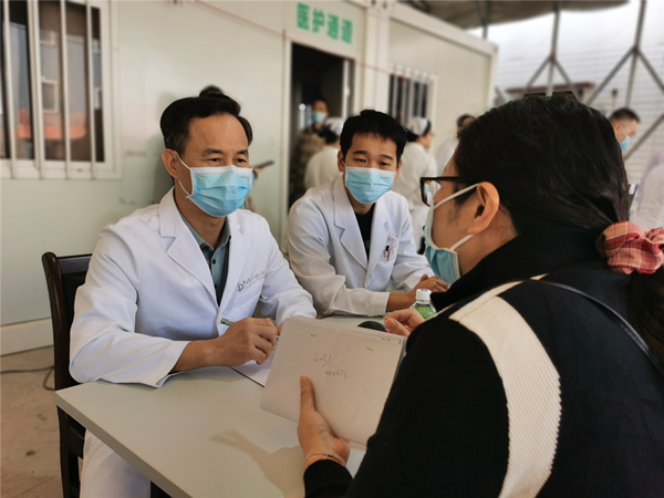 3.专家们耐心询问患者病情，为他们提供专业的诊疗意见。_副本.jpg