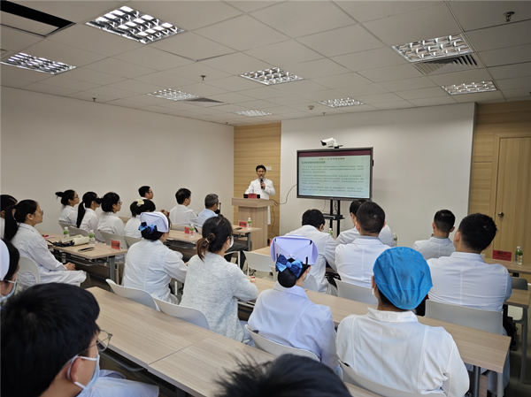 4.名医为恩平本地医务人员“传经送宝”。_副本.jpg