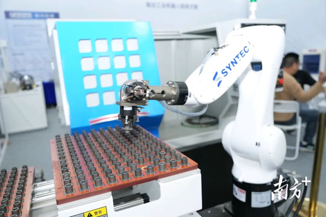 50多家国内知名品牌集中亮相,展现未来工业制造缩影。 南方+ 杨兴乐 摄 50多家国内知名品牌集中亮相,展现未来工业制造缩影。 南方+ 杨兴乐 摄