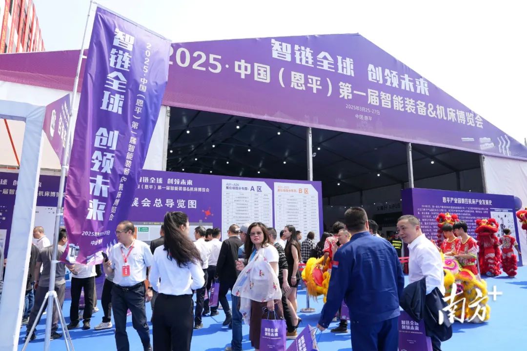 博览会现场人流涌动。 南方+ 杨兴乐 摄 博览会现场人流涌动。 南方+ 杨兴乐 摄