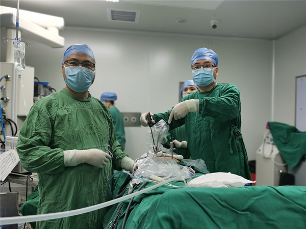 孙明博士后团队为患者做手术。_副本.jpg