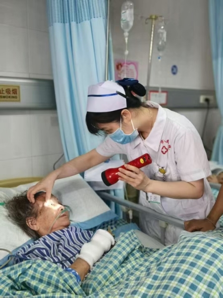 1.快猫
人民医院神经外科护士长 何贺存_副本.jpg