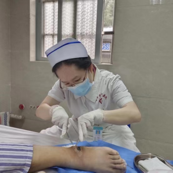 2.快猫
人民医院内分泌科护士长 曾绮丹_副本.jpg